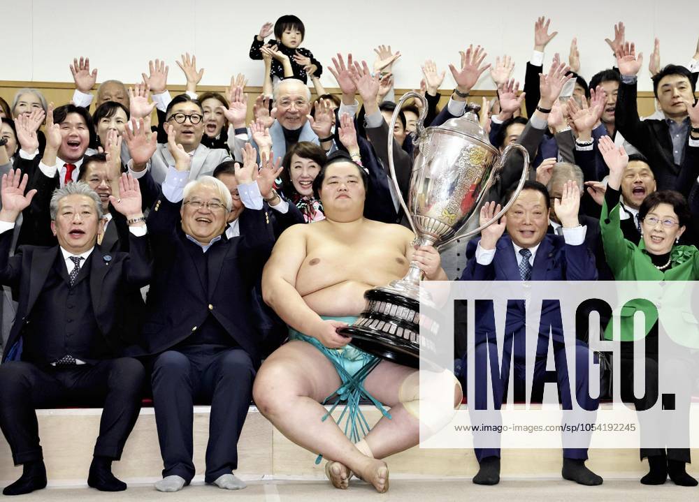 KW47 Sumo: Kyushu Grand Sumo Tournament Ozeki Kotozakura celebrates with supporters after winning the 15-day Kyushu Grand Sumo Tournament in Fukuoka, southwestern Japan, on Nov. 24, 2024. (Pool photo) A14AA0003774591P