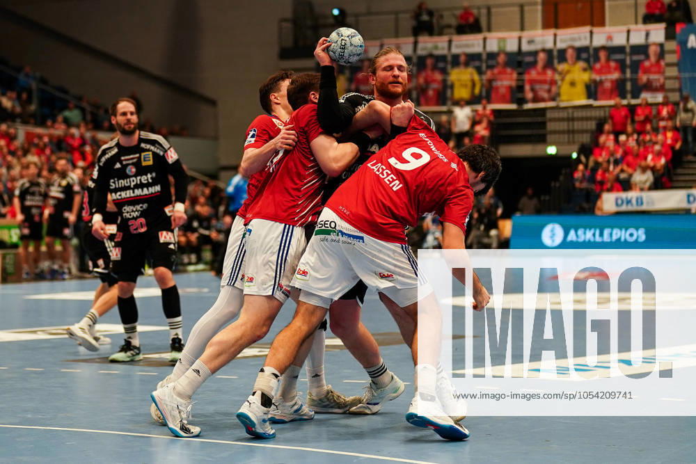 Maciej Gebala HC Erlangen, 77 in duel with Jacob Arenth Lassen Handball Sport Verein Hamburg, 09 , GER, Handball Sport Verein Hamburg vs HC Erlangen, Handball, Bundesliga, Matchday 11, Season 2024 2025, 24 11 2024 GER, Handball Sport Verein Hamburg vs HC Erlangen, Handball, Bundesliga, Matchday 11, Season 2024 2025, 24 11 2024 Hamburg