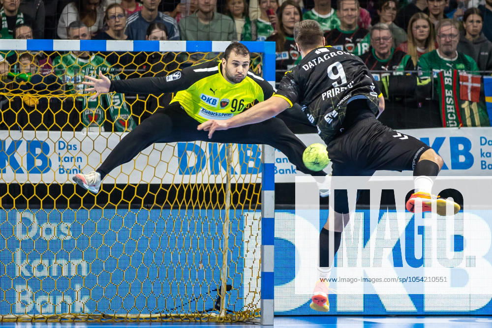 Berlin, 24 11 24, Handball Bundesliga, Fuechse Berlin TVB Stuttgart, 11 Matchday, Max Schmeling Halle Gianfranco Pribetic of TVB Stuttgart throws the ball at the goal Fuechse Berlin TVB Stuttgart