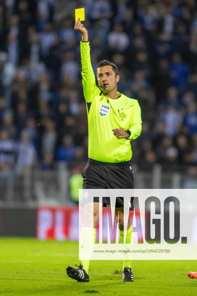 TIAGO MARTINS referee of the match showing yellow card to DINIS PINTO from Moreirense FC during the TaoÂßa de Portugal 2024 25 match between Moreirense FC and FC Porto at Esto¡dio Comendador Joaquim de Almeida Freitas on October 19, 2024 in Moreira de Co³negos, Portugal. Moreira De Co³Negos Portugal - ZUMAl192 20241124_zsp_l192_021