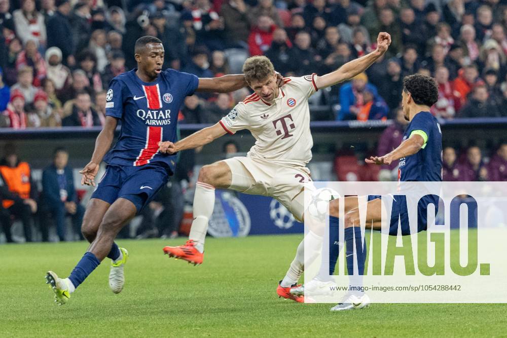 Willian Pacho FC Paris Saint Germain , Thomas Mueller FC Bayern Muenchen and Marquinhos FC Paris Saint Germain v l in duel, FC Bayern Muenchen vs Paris Saint Germain, Champions League, Soccer, Matchday 5, 26 11 2024 Muenchen Bayern Germany