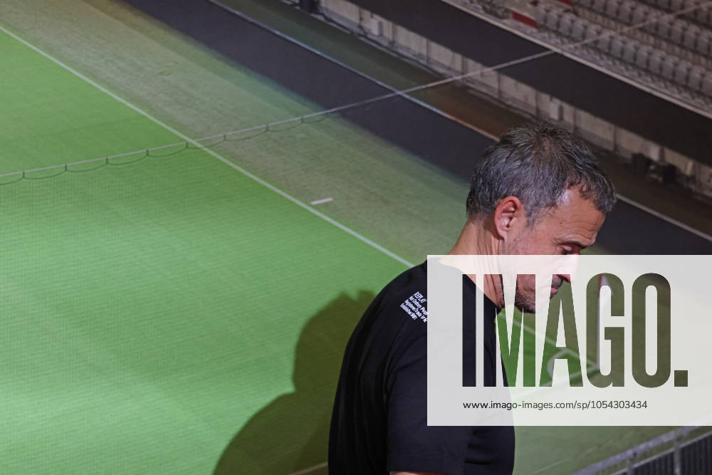 Coach Luis Enrique Paris Portraet, Portrait, Press conference, Desperate, Desperation, Football FC Bayern Munich Paris Saint Germain UEFA Champions League 26 11 2024 Allianz Arena PHOTO Mladen Lackovic LakoPress
