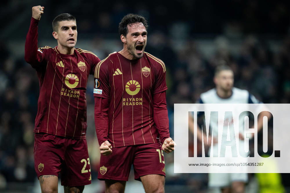 KW48 LONDON, ENGLAND - NOVEMBER 28: Mats Hummels of AS Roma celebrate with Gianluca Mancini after scoring a goal during the UEFA Europa League 2024 25 League Phase MD5 match between Tottenham Hotspur and AS Roma at Tottenham Hotspur Stadium on November 28, 2024 in London, England. Photo by Sebastian Frej Tottenham Hotspur v AS Roma - UEFA Europa League 2024 25 League Phase MD5