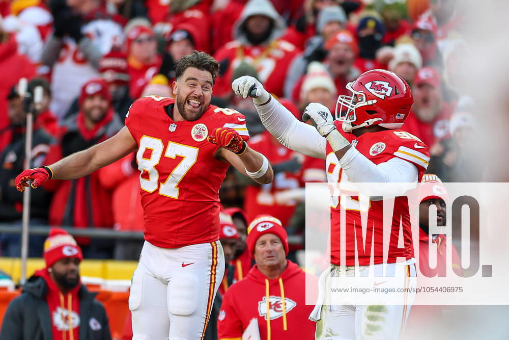 KW48 NFL, American Football Herren, USA 2024: Raiders vs Chiefs NOV 29 November 29, 2024: Kansas City Chiefs tight end Travis Kelce (87) and Kansas City Chiefs defensive tackle Chris Jones (95) react to a quarterback sack by Jones during the first half against the Las Vegas Raiders at GEHA Field at Arrowhead Stadium in Kansas City, MO. David Smith CSM (Credit Image: Â David Smith Cal Media) Kansas City Mo United States of America