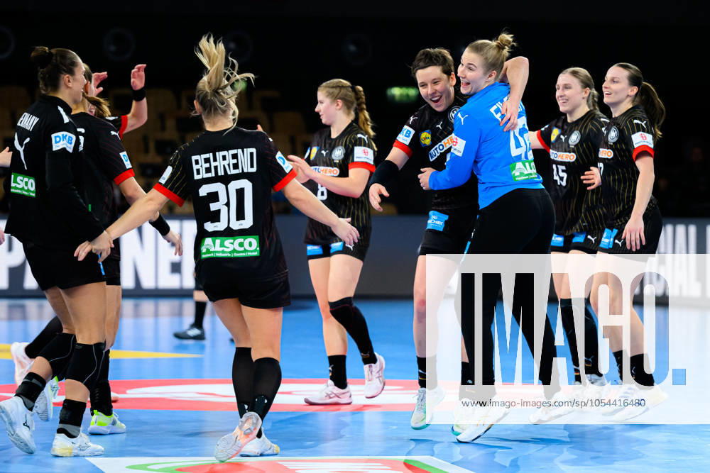 Innsbruck, Austria Handball European Championship Women Preliminary Round Group F Germany Ukraine Jenny Behrend Germany , Alina Grijseels Germany , Goalkeeper Katharina Filter Germany Final Cheers Final Cheers Emotion Joy Innsbruck Olympiahalle Oesterreich