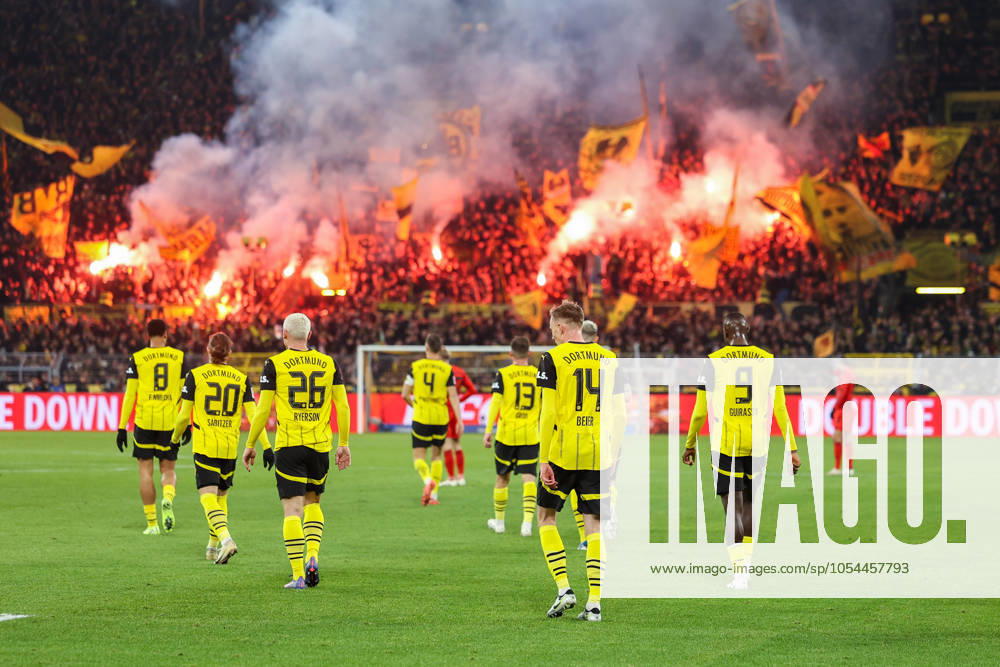 1 Bundesliga, Matchday 12, Borussia Dortmund FC Bayern Munich, BVB players celebrate the 1-0 goal by Jamie Jermaine Gittens Borussia Dortmund and fans set off pyrotechnics, Dortmund Signal Iduna Park NRW Germany xRHR PHOTO DEx