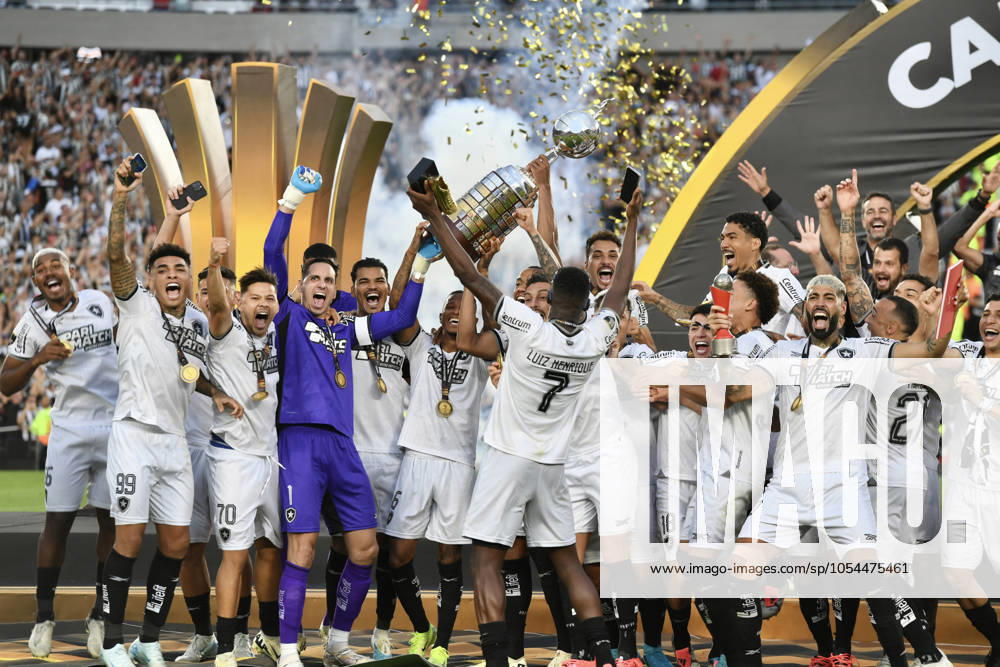 KW48 Futbol, Atletico Mineiro vs Botafogo. Final Copa Libertadores 2024. El equipo de Botafogo celebra ganar la final de la copa libertadores disputada contra Atletico Mineiro en el estadio Monumental en Buenos Aires, Argentina. 30 11 2024 Fotobaires Photosport Football, Atletico Mineiro vs Botafogo. 2024 Copa Libertadores final Atletico Mineiro s team celebrate wining the copa libertadores final against Atletico Mineiro at the Estadio Monumental in Buenos Aires, Argentina. 30 11 2024 Fotobaires Photosport Atletico Mineiro vs Botafogo, Copa Libertadores 2024