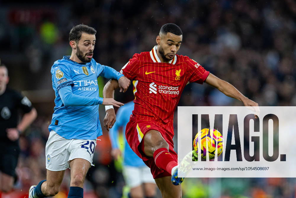 Football - FA Premier League - Liverpool FC v Manchester City FC LIVERPOOL, ENGLAND - Sunday, December 1, 2024: Liverpool s Cody Gakpo (R) icb Manchester City s Bernardo Silva during the FA Premier League match between Liverpool FC and Manchester City FC at Anfield. (Photo by David Rawcliffe Propaganda) LIVERPOOL Anfield MERSEYSIDE ENGLAND