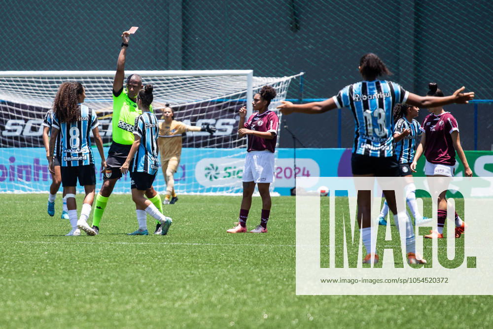 Ferroviária x Grêmio SÃO PAULO, SP - 01.12.2024: FERROVIÁRIA X GRÊMIO - Vick (Grêmio) is sent off after receiving a second yellow card during the match between Ferroviária and Grêmio, valid for the second round of the Copinha Feminina and held on Sunday morning (01) at the Ibrachina Arena in São Paulo, SP. (Photo: Rodilei Morais Fotoarena) x2659877x RodileixMorais