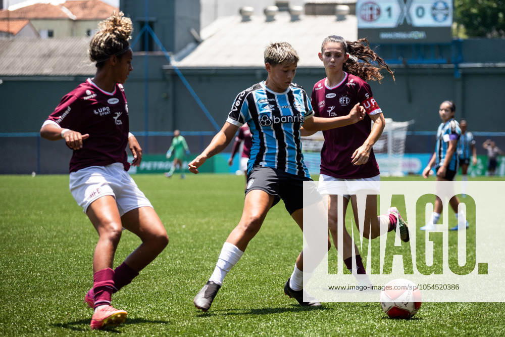 Ferroviária x Grêmio SÃO PAULO, SP - 01.12.2024: FERROVIÁRIA X GRÊMIO - Pyetra (Grêmio) is marked by Duda and Ana Luiza (Ferroviária) during the match between Ferroviária and Grêmio, valid for the second round of the Women& 39;s Copinha and held on the morning of this Sunday (01) at the Ibrachina Arena in São Paulo, SP. (Photo: Rodilei Morais Fotoarena) x2659880x RodileixMorais
