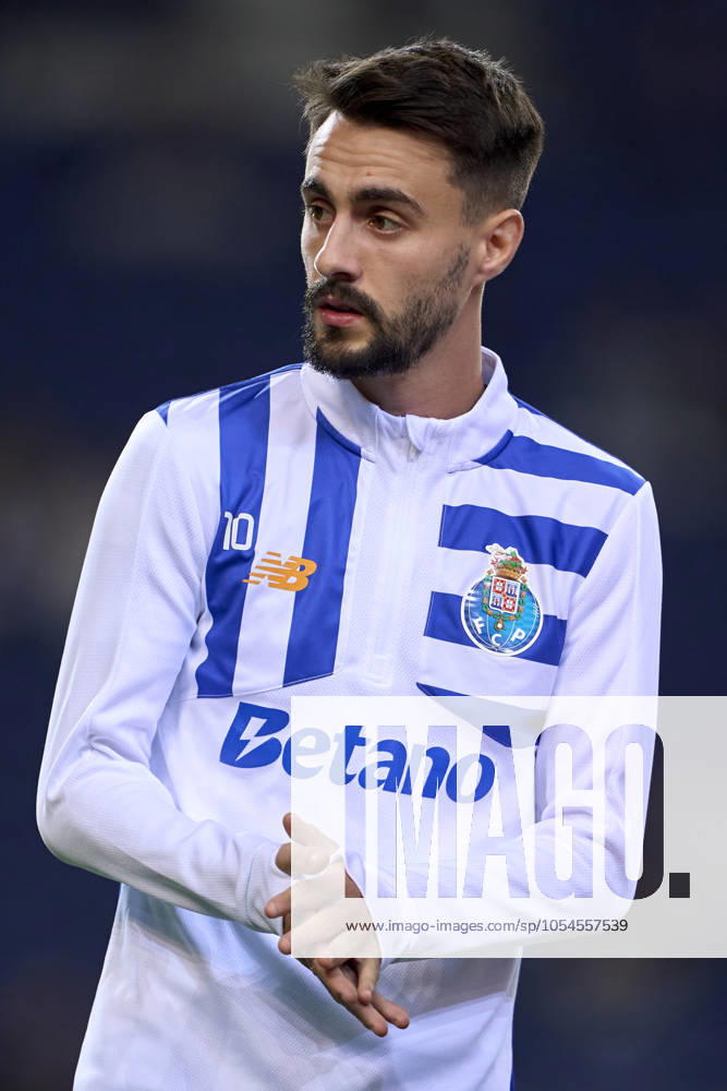 FC Porto v Casa Pia AC - Liga Portugal Betclic Fabio Vieira of FC Porto warms up before the Liga Portugal Betclic match between FC Porto and Casa Pia AC at Estadio Do Dragao in Porto, Portugal, on December 2, 2024 Porto, Portugal Portugal