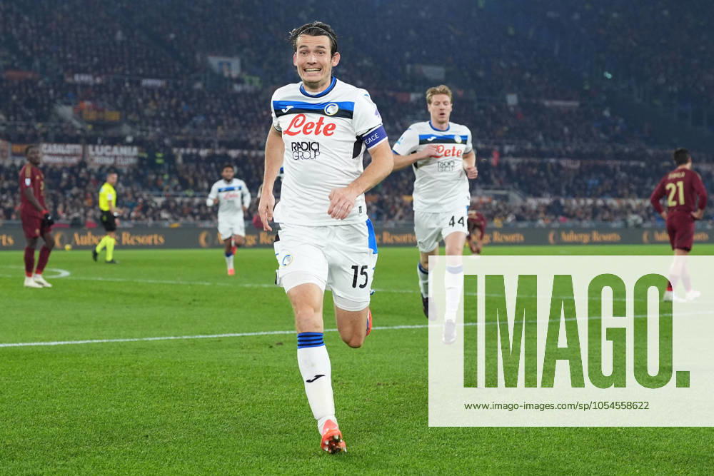 Atalanta s Marten de Roon celebrates after scoring 0-1 during the Serie A EniLive soccer match between Roma and Atalanta at the Rome s Olympic stadium, Italy - Monday December 2, 2024 - Soccer ( Photo by Alfredo Falcone LaPresse )