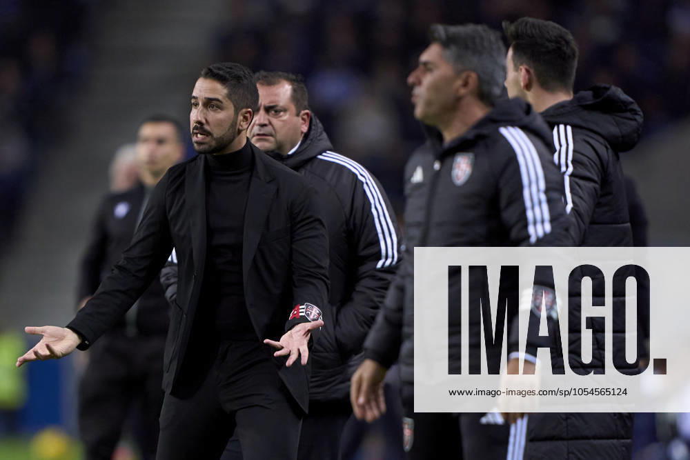 FC Porto v Casa Pia AC - Liga Portugal Betclic Joao Pereira, Head Coach of Casa Pia AC, reacts during the Liga Portugal Betclic match between FC Porto and Casa Pia AC at Estadio Do Dragao in Porto, Portugal, on December 2, 2024 Porto, Portugal Porto Portugal