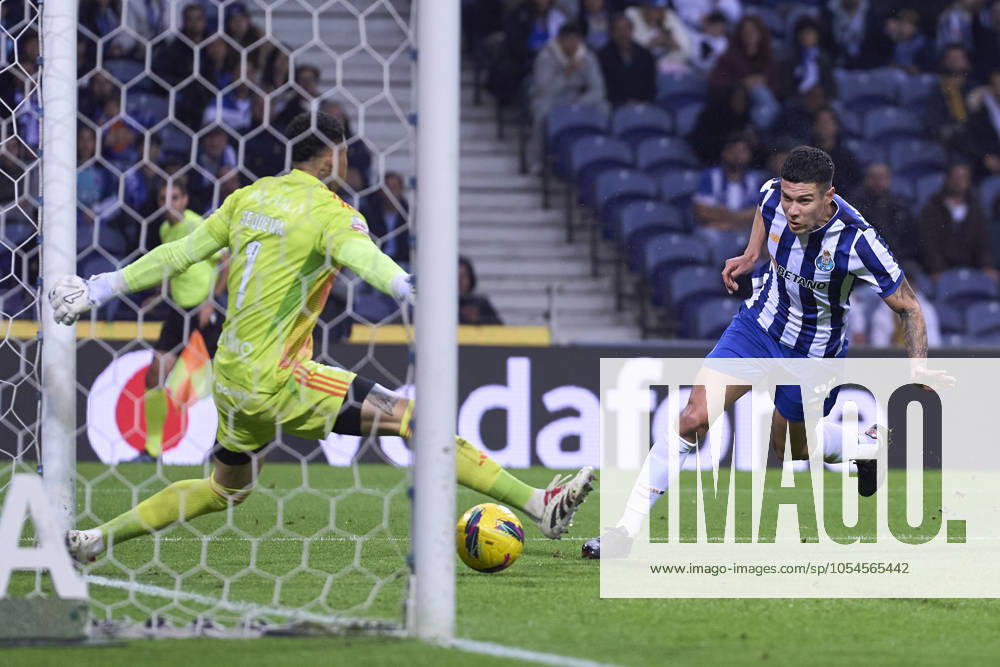 FC Porto v Casa Pia AC - Liga Portugal Betclic Nehuen Perez of FC Porto heads the ball during the Liga Portugal Betclic match between FC Porto and Casa Pia AC at Estadio Do Dragao in Porto, Portugal, on December 2, 2024. Porto, Portugal Porto Portugal