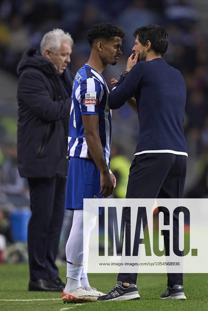 FC Porto v Casa Pia AC - Liga Portugal Betclic Vitor Bruno, Head Coach of FC Porto, talks with Goncalo Borges of FC Porto during the Liga Portugal Betclic match between FC Porto and Casa Pia AC at Estadio Do Dragao in Porto, Portugal, on December 2, 2024. Porto, Portugal Portugal