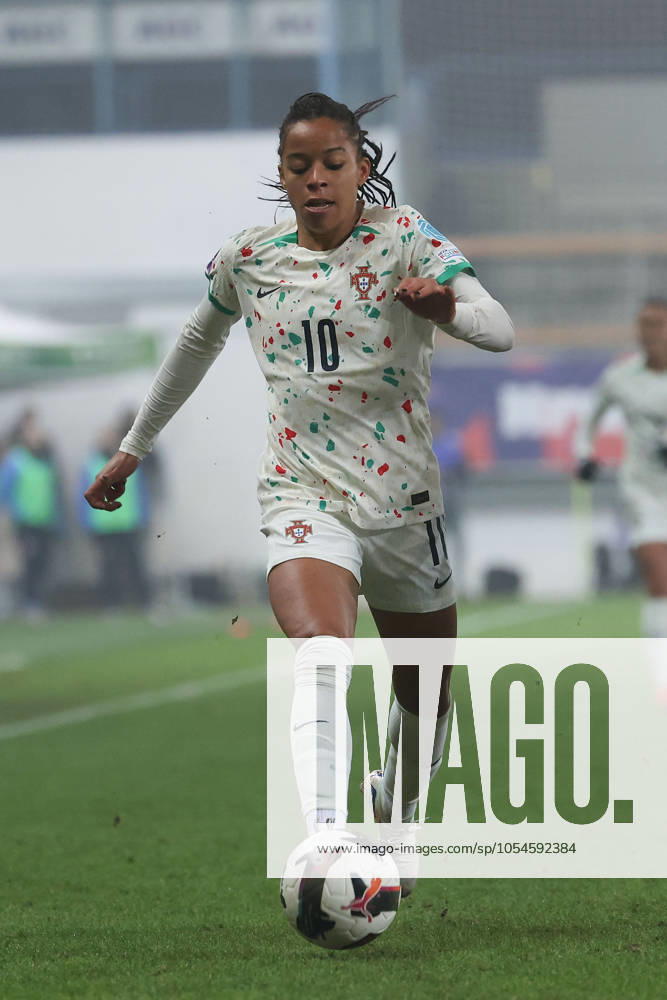 Czechia AGC Arena Na Stinplice, 2024 12 03 Uefa Women s European Qualifiers 2025 Play off Round 2 Czechia Portugal v l , Jásica Silva Portugal on the ball, cropped image, single image, full body, action, action, game scene