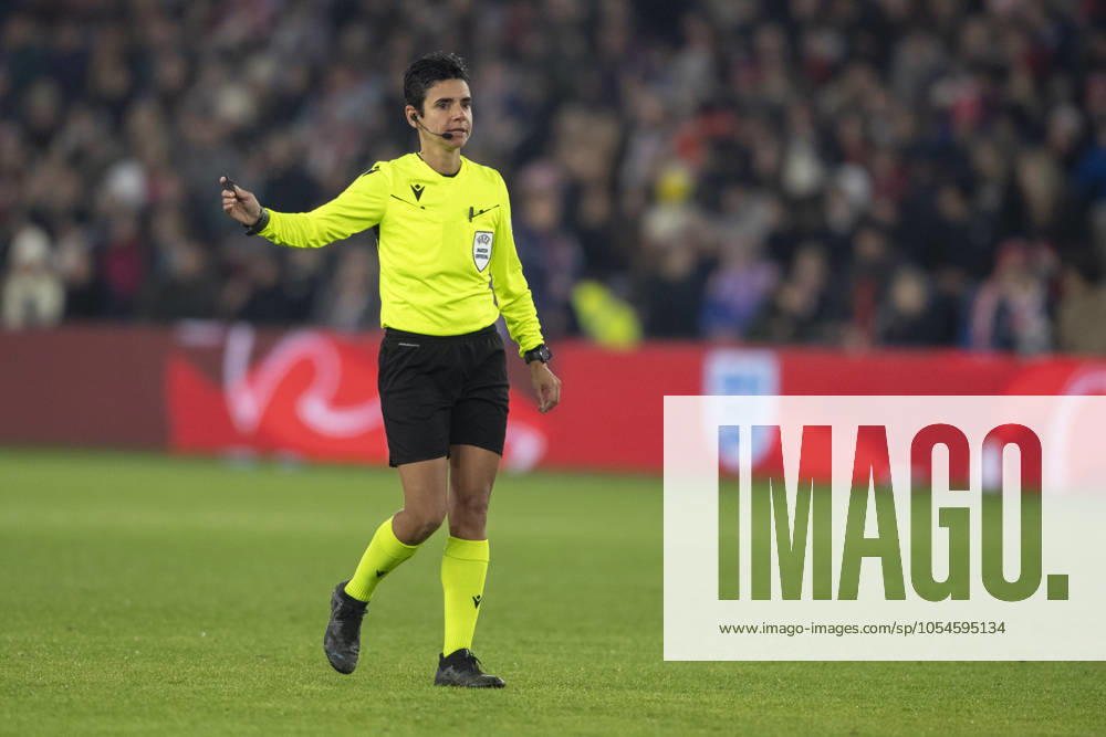 England v Switzerland - Women s International Friendly, Länderspiel, Nationalmannschaft Referee Catarina Campos officiates during the Women s International Friendly match between England Women and Switzerland at Bramall Lane in Sheffield, England, on December 3, 2024. Sheffield South Yorkshire United Kingdom