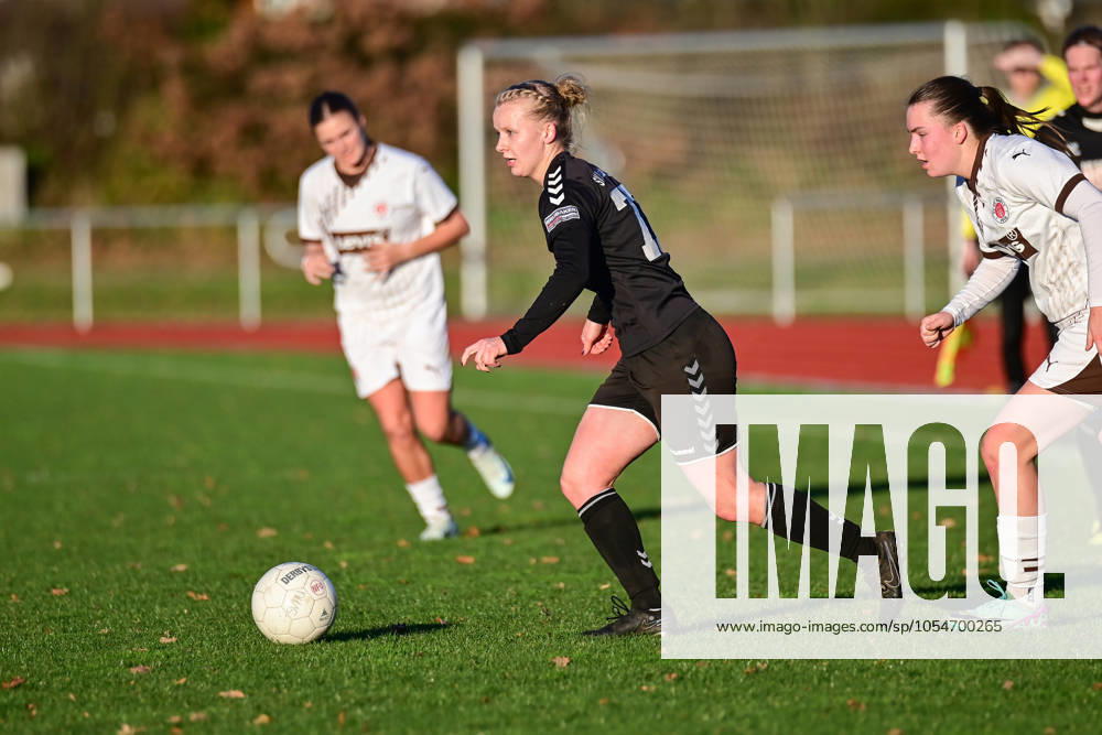 Soccer I Women I Season 2024 2025 I Regionalliga Nord I Matchday 12 I SV Henstedt Ulzburg FC St Pauli I 01 12 2024 Jennifer Michel 77, SV Henstedt Ulzburg on the ball