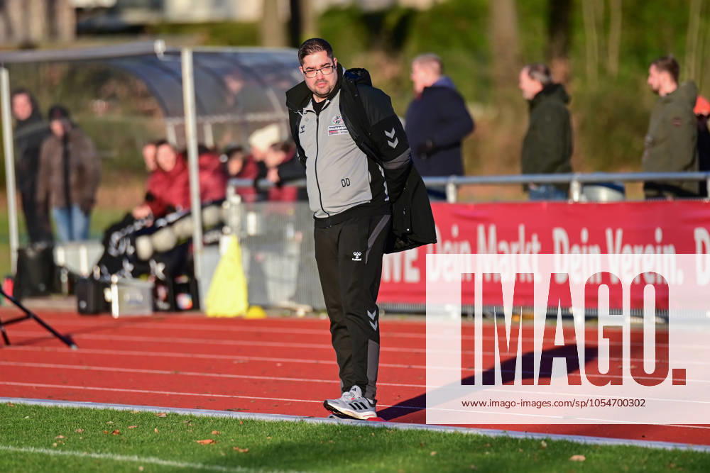 Soccer I Women I Season 2024 2025 I Regionalliga Nord I 12 Matchday I SV Henstedt Ulzburg FC St Pauli I 01 12 2024 Close-up, single photo, cropped photo, portrait, portrait, single photo, single photo, body Dennis Dreke SV Henstedt Ulzburg on the edge of the pitch