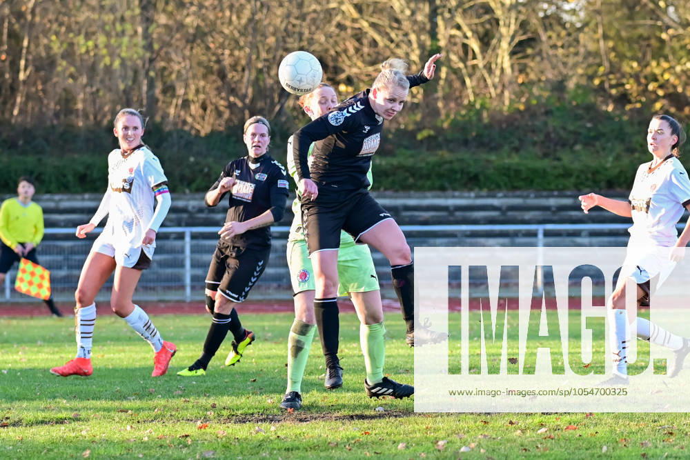 Soccer I Women I Season 2024 2025 I Regionalliga Nord I Matchday 12 I SV Henstedt Ulzburg FC St Pauli I 01 12 2024 Jennifer Michel 77, SV Henstedt Ulzburg is on the ball in front of goalkeeper Tara Zimmermann 27, FC St Pauli and is able to put the ball in the net for 1-0
