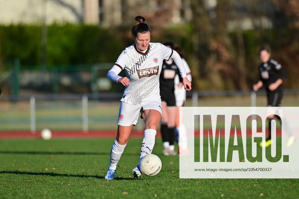 Soccer I Women I Season 2024 2025 I Regionalliga Nord I 12 Matchday I SV Henstedt Ulzburg FC St Pauli I 01 12 2024 Close-up, single photo, cropped, portrait, portrait, single photo, single photo, body Rachel Miriam Marcia Free Rinast 31, FC St Pauli on the ball