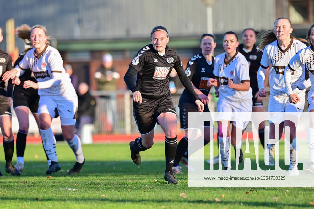 Soccer I Women I Season 2024 2025 I Regionalliga Nord I Matchday 12 I SV Henstedt Ulzburg FC St Pauli I 01 12 2024 In the center of the picture Vera Homp 20, SV Henstedt Ulzburg waiting for a corner kick