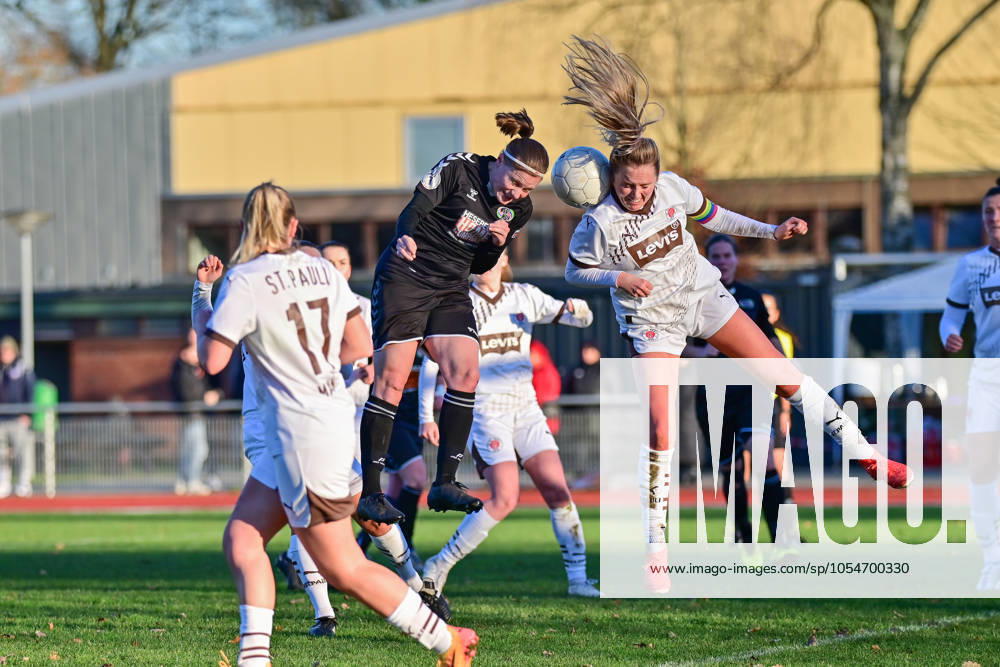 Soccer I Women I Season 2024 2025 I Regionalliga Nord I Matchday 12 I SV Henstedt Ulzburg FC St Pauli I 01 12 2024 Header duel in the penalty area after corner kick Vera Homp 20, SV Henstedt Ulzburg and Annie Mcintosh Kingman 14, FC St Pauli