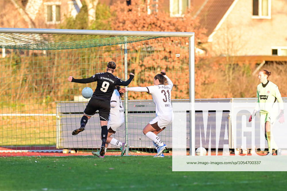 Soccer I Women I Season 2024 2025 I Regionalliga Nord I Matchday 12 I SV Henstedt Ulzburg FC St Pauli I 01 12 2024 The goalkeeper on the far right can only watch, the defenders can no longer intervene either, Catherine Knobloch 9, SV Henstedt Ulzburg scores the goal