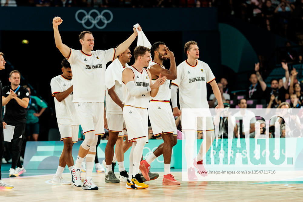FRA, Paris, Olympic Games Paris 2024, 06 08 2024, Basketball Men Quarterfinals Germany Greece, Bercy Arena Cheering on the German bench Johannes Voigtmann Germany, 7 , Andreas Obst Germany, 42 , Johannes Thiemann Germany, 32 , Moritz Wagner Germany, 13
