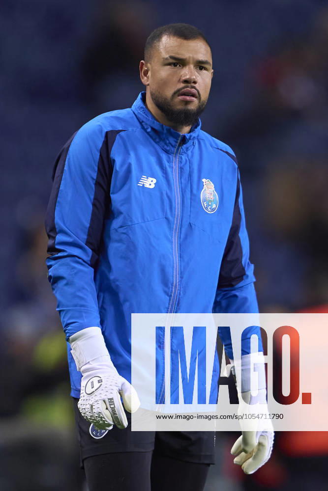 FC Porto v Casa Pia AC - Liga Portugal Betclic Samuel Portugal of FC Porto warms up before the Liga Portugal Betclic match between FC Porto and Casa Pia AC at Estadio Do Dragao in Porto, Portugal, on December 2, 2024 Porto, Portugal Porto Portugal