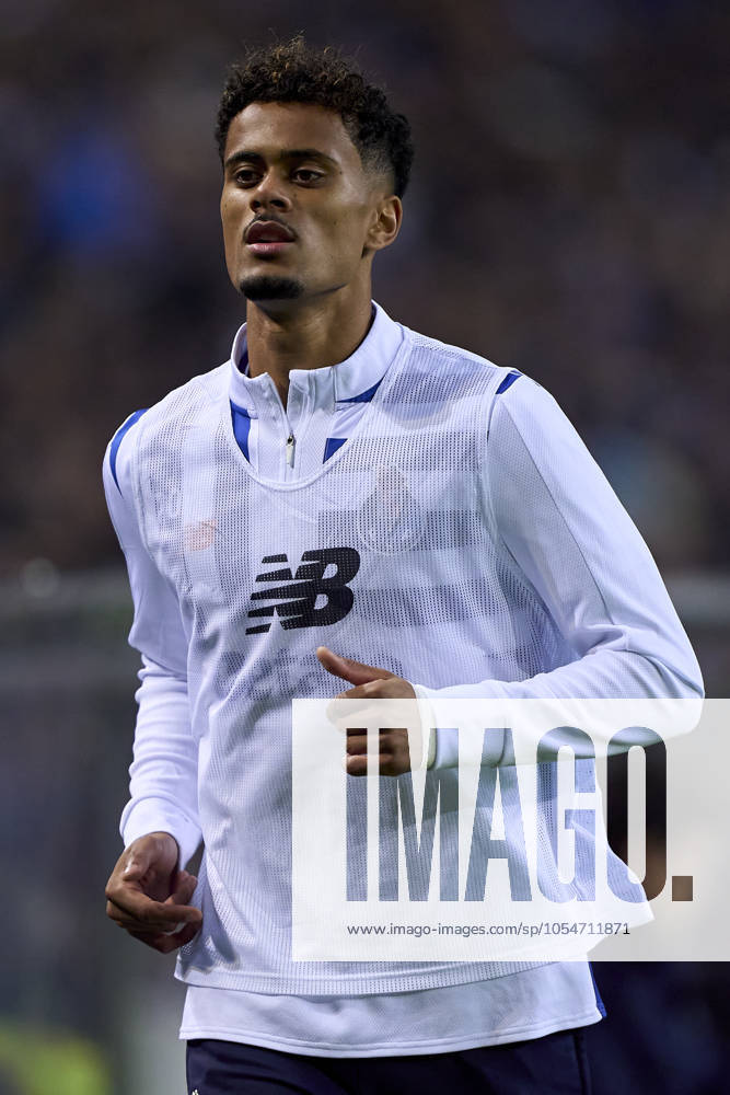 FC Porto v Casa Pia AC - Liga Portugal Betclic Goncalo Borges of FC Porto warms up during the Liga Portugal Betclic match between FC Porto and Casa Pia AC at Estadio Do Dragao in Porto, Portugal, on December 2, 2024. Porto, Portugal Porto Portugal