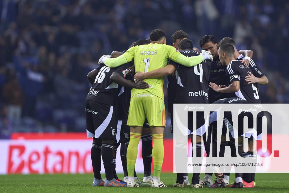 FC Porto v Casa Pia AC - Liga Portugal Betclic Players of Casa Pia AC gather in a huddle before the Liga Portugal Betclic match between FC Porto and Casa Pia AC at Estadio Do Dragao in Porto, Portugal, on December 2, 2024 Porto, Portugal Porto Portugal