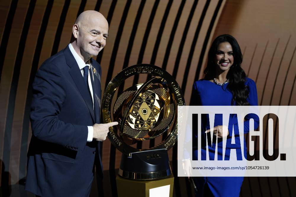 Fußball, FIFA Klub WM, Auslosung in Miami (241206) -- MIAMI, Dec. 6, 2024 -- FIFA President Gianni Infantino (L) poses with the trophy of the FIFA Club World Cup 2025 during the draw ceremony for the FIFA Club World Cup 2025 in Miami, the United States, on Dec. 5, 2024. ) (SP)U.S.-MIAMI-FOOTBALL-FIFA CLUB WORLD CUP-DRAW WuxXiaoling