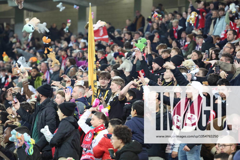LancÃ de peluches par les supporters lillois Ã la mi-temps lors du match LOSC Lille vs Stade Brestois 29, Ligue 1, Decathlon Arena stade Pierre Mauroy, le 6 dÃ cembre 2024