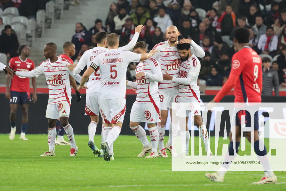 But du Stade Brestois et Joie des joueurs de Brest lors du match LOSC Lille vs Stade Brestois 29, Ligue 1, Decathlon Arena stade Pierre Mauroy, le 6 dà cembre 2024