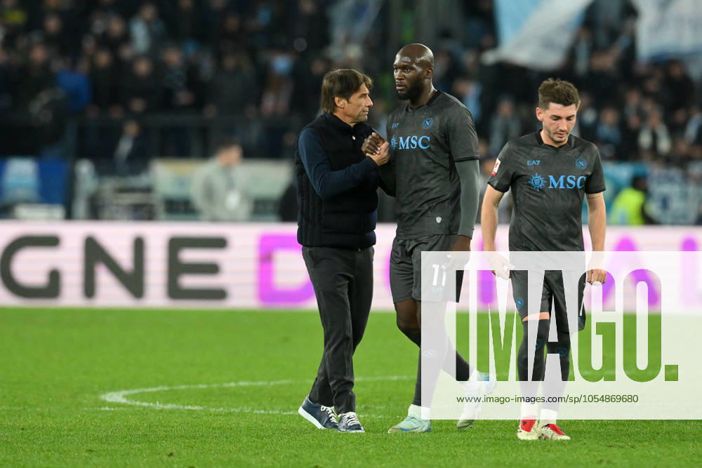Foto IPP Roberto Ramaccia Roma 5 12 2024 Coppa Italia Freccia Rossa - Ottavi di Finale 2024 2025 Lazio vs Napoli Nella foto Antonio Conte allenatore del Napoli stringe la mano a Romelu Lukaku a fine partita Italy Photo Press - World Copyright Roma italy Italia ITALY