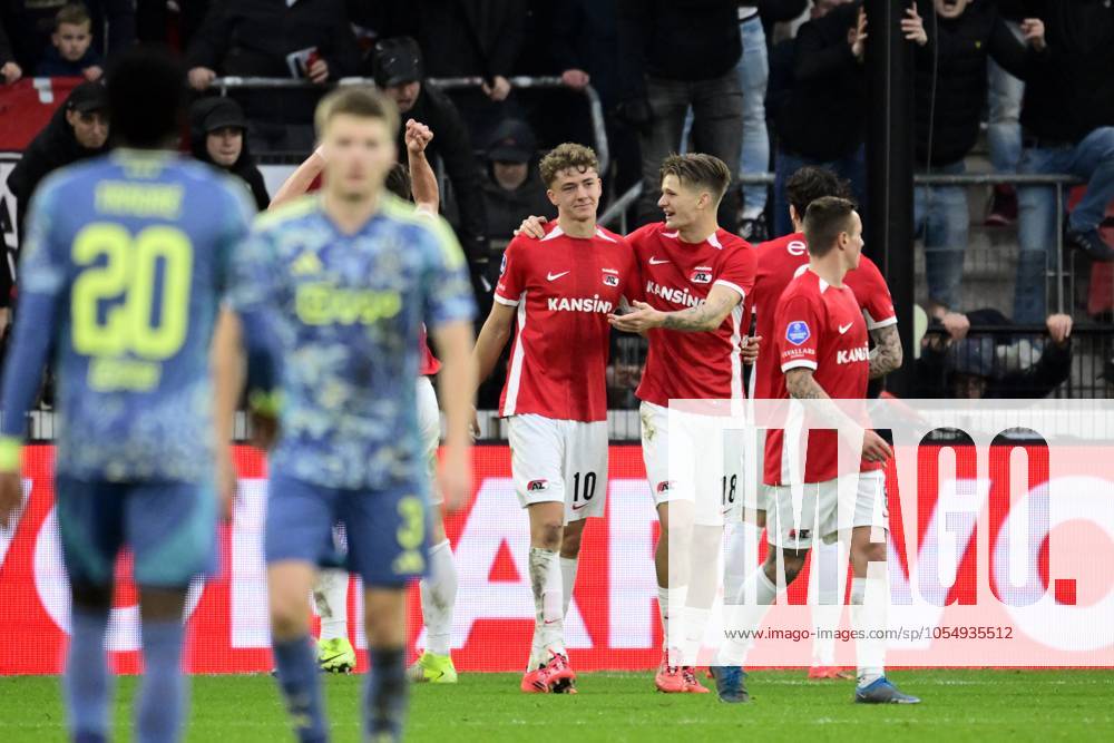 ALKMAAR - (l-r) Sven Mijnans of AZ Alkmaar, David Moller Wolfe of AZ Alkmaar, Jordy Clasie of AZ Alkmaar celebrate the 1-0 during the Dutch Eredivisie match between AZ and Ajax at AFAS stadium on Dec. 8, 2024 in Alkmaar, Netherlands. ANP OLAF KRAAK Dutch Eredivisie 2024 25 ANPxSportx IVx 515228321 originalFilename: 515228321