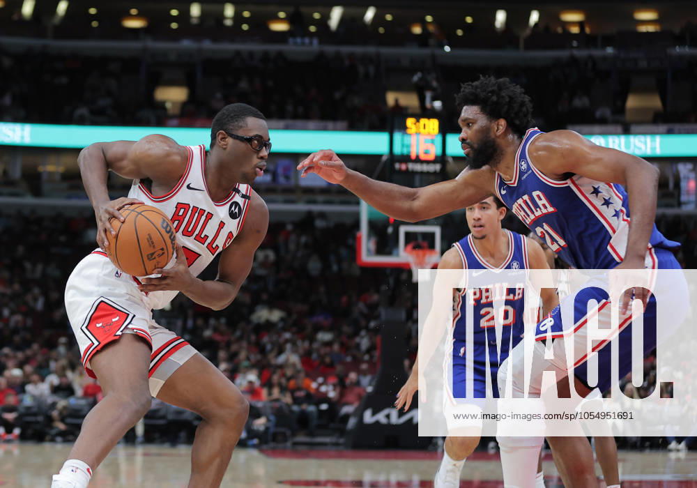 CHICAGO, IL - DECEMBER 08: Joel Embiid 21 of the Philadelphia 76ers guards Jalen Smith 7 of the Chicago Bulls during the first half on December 8, 2024 at the United Center in Chicago, Illinois. (Photo by Melissa Tamez Icon Sportswire) NBA, Basketball Herren, USA DEC 08 76ers at Bulls Icon24120810