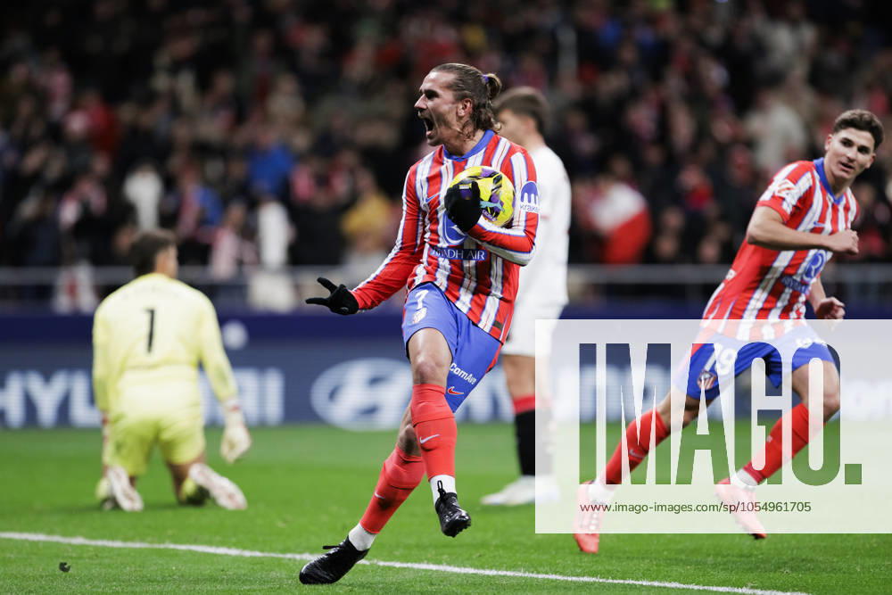 LA LIGA EA Sports - Atletico de Madrid vs Sevilla MADRID,SPAIN - 8 December: Antoine Griezmann of Atletico de Madrid celebrates a goal during the La Liga 2024 25 match between Atletico de Madrid and Sevilla at Riyadh Air Metropolitano Stadium. (Photo by Guillermo Martinez) Madrid Riyadh Air Metropolitano Stadium Spain