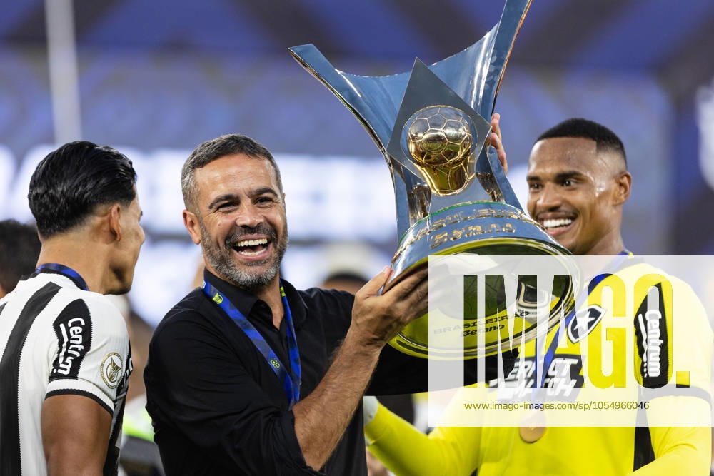 Soccer - Brasileirao 2024 - Botafogo 2:1 Sao Paulo RIO DE JANEIRO, BRAZIL - DECEMBER 08: ARTHUR JORGE and JOHN of Botafogo celebrates raising the trophy after being champion of Brasileirao 2024 during the match between Botafogo and Sao Paulo as part of Brasileirao 2024 at Nilton Santos Stadium on December 08, 2024 in Rio de Janeiro, Brazil. Rio de Janeiro Nilton Santos Stadium Brazil