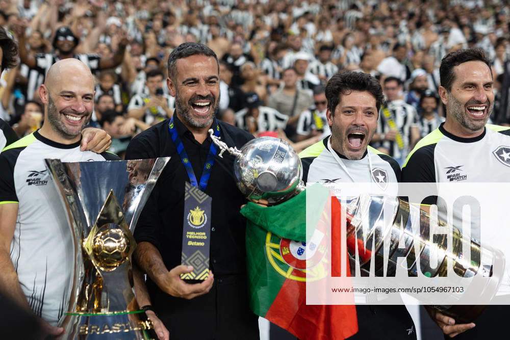 Rio de Janeiro, Rio de Janeiro, BRA: RIO DE JANEIRO, BRAZIL - DECEMBER 08: ARTHUR JORGE, Head Coach of Botafogo, celebrates raising the trophy after being champion of Brasileirao 2024 during the match between Botafogo and Sao Paulo as part of Brasileirao 2024 at Nilton Santos Stadium on December 08, 2024 in Rio de Janeiro, Brazil. Rio de Janeiro BRA - ZUMAc227 20241208_zsp_c227_029