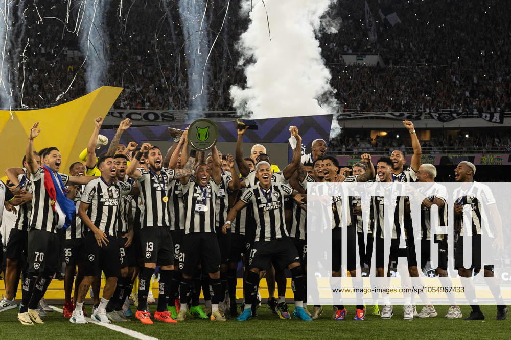 Rio de Janeiro, Rio de Janeiro, BRA: RIO DE JANEIRO, BRAZIL - DECEMBER 08: PLAYERS of Botafogo celebrates raising the trophy after being champion of Brasileirao 2024 during the match between Botafogo and Sao Paulo as part of Brasileirao 2024 at Nilton Santos Stadium on December 08, 2024 in Rio de Janeiro, Brazil. Rio de Janeiro BRA - ZUMAc227 20241208_zsp_c227_062
