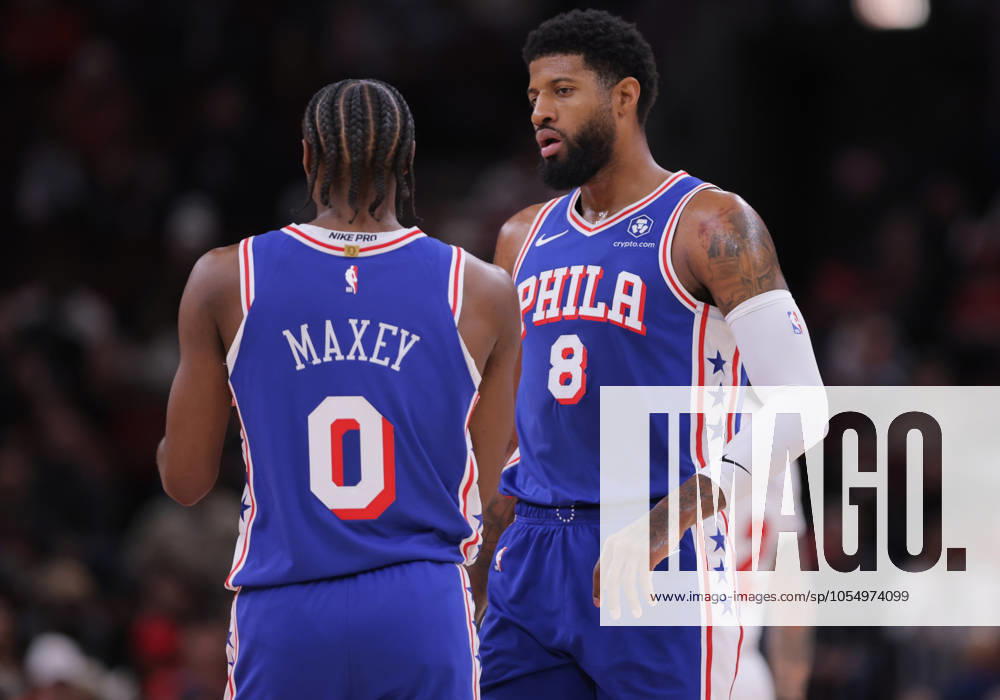CHICAGO, IL - DECEMBER 08: Tyrese Maxey 0 of the Philadelphia 76ers and Paul George 8 of the Philadelphia 76ers during the second half against the Chicago Bulls on December 8, 2024 at the United Center in Chicago, Illinois. (Photo by Melissa Tamez Icon Sportswire) NBA, Basketball Herren, USA DEC 08 76ers at Bulls Icon241208129
