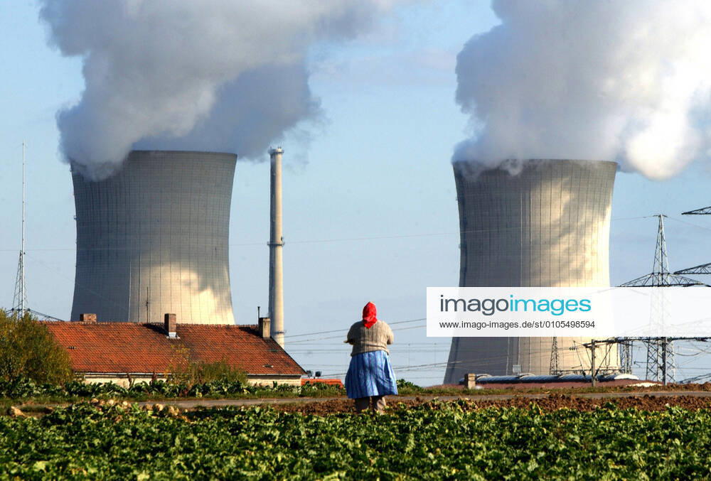 Grafenrheinfeld nuclear power plant Grafenrheinfeld, Bavaria, DEU, 16 10 2003 A farmer working in the field at the Grafenrheinfeld nuclear power plant Grafenrheinfeld Germany MR:N
