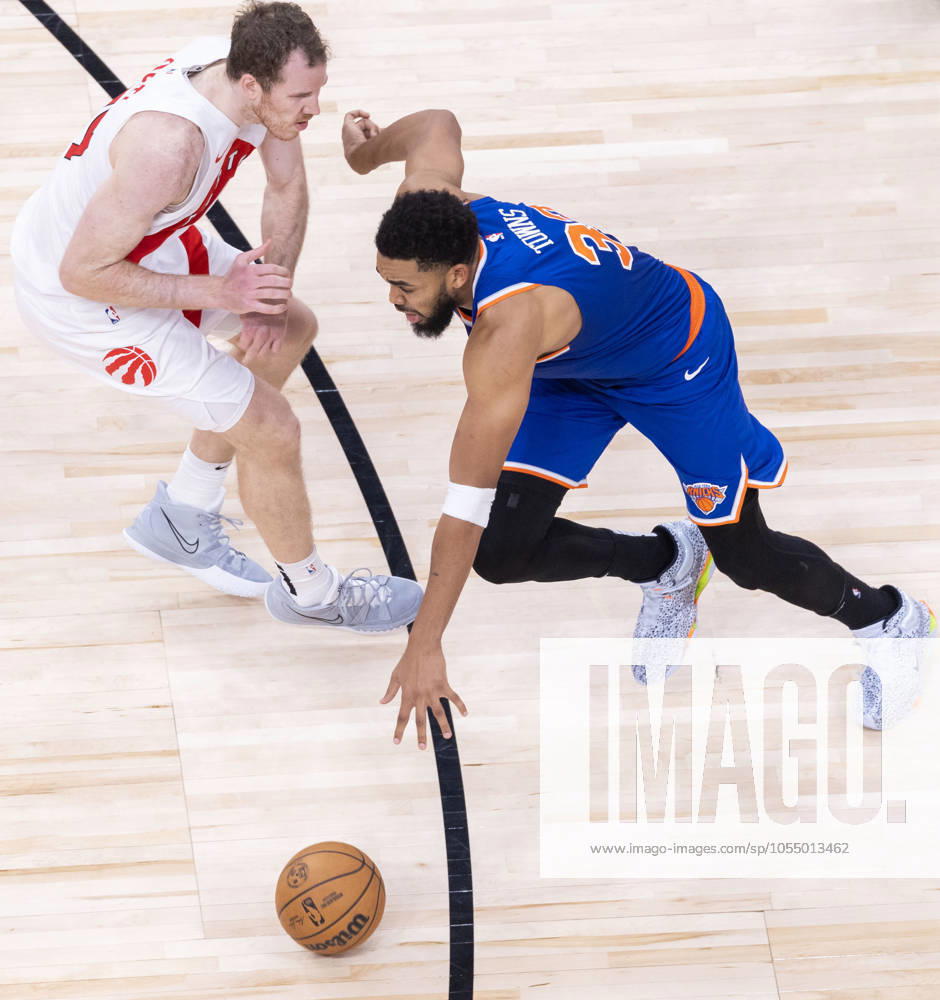 (241210) -- TORONTO, Dec. 10, 2024 -- Karl-Anthony Towns (R) of New York Knicks breaks through during the 2024-2025 NBA, Basketball Herren, USA regular season game between Toronto Raptors and New York Knicks in Toronto, Canada, Dec. 9, 2024. (Photo by Zou Zheng Xinhua) (SP)CANADA-TORONTO-BASKETBALL-NBA-KNICKS VS RAPTORS LinxWei