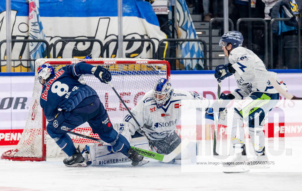 Tobias Rieder EHC Red Bull Muenchen, 8 fails here against Zane McIntyre Goalkeeper, Straubing Tigers, 70 and Justin Braun Straubing Tigers, 61 GER, EHC Red Bull Muenchen vs Straubing Tigers, Ice Hockey, DEL, Matchday 27, Season 2024 2025, 10 12 2024 GER, EHC Red Bull Muenchen vs Straubing Tigers, Ice Hockey, DEL, Matchday 27, Season 2024 2025, 10 12 2024 Muenchen