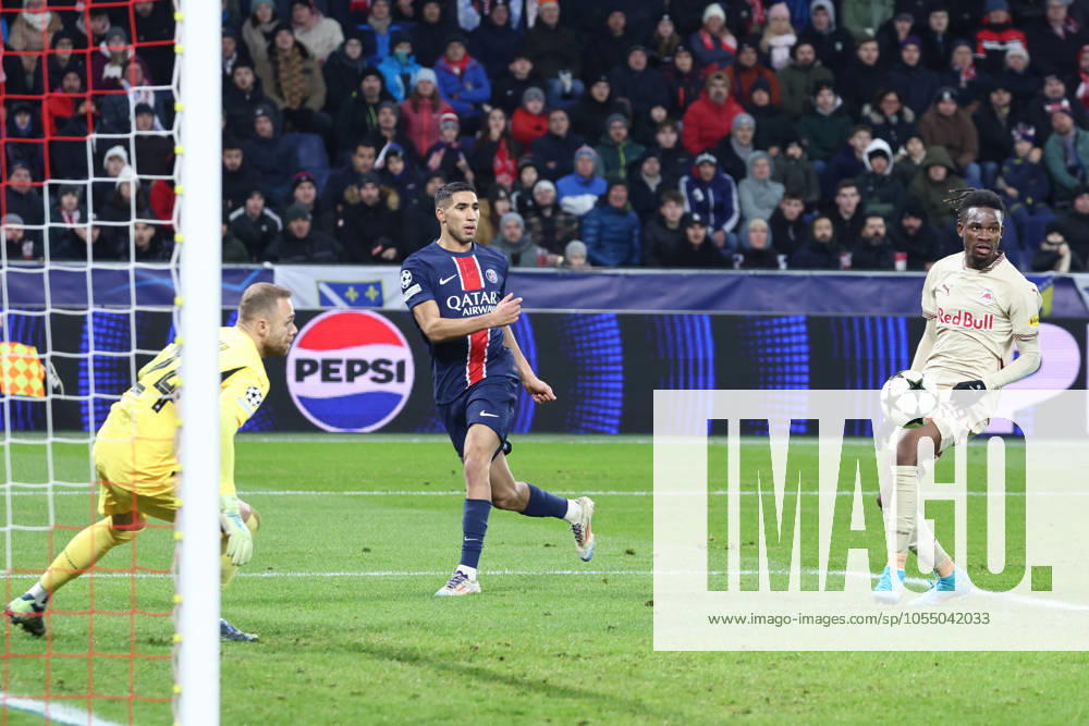 SOCCER - UEFA CL, RBS vs PSG SALZBURG,AUSTRIA,10.DEC.24 - SOCCER - UEFA Champions League, Red Bull Salzburg vs Paris Saint German. Image shows Alexander Schlager (RBS), Achraf Hakimi (PSG) and Daouda Guindo (RBS). GEPAxpictures Geieregger