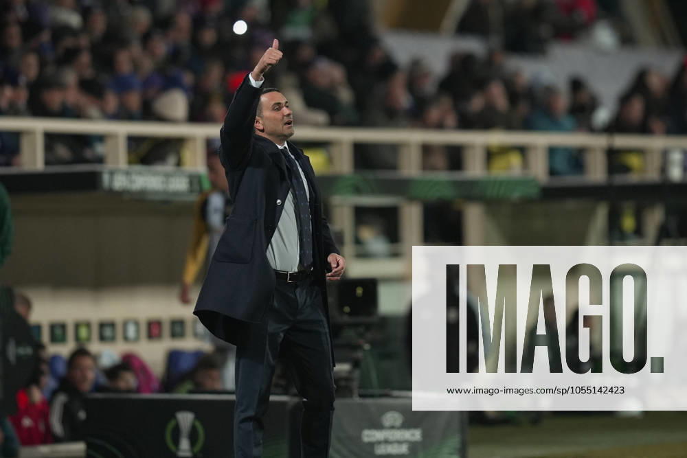 Fiorentina s head coach Raffaele Palladino shouts instructions to his players during the UEFA Conference League 2024 2025 League phase Matchday 5 between Fiorentina and LASK at Artemio Franchi Stadium - Soccer - Florence, Italy - Thurday December 12, 2024