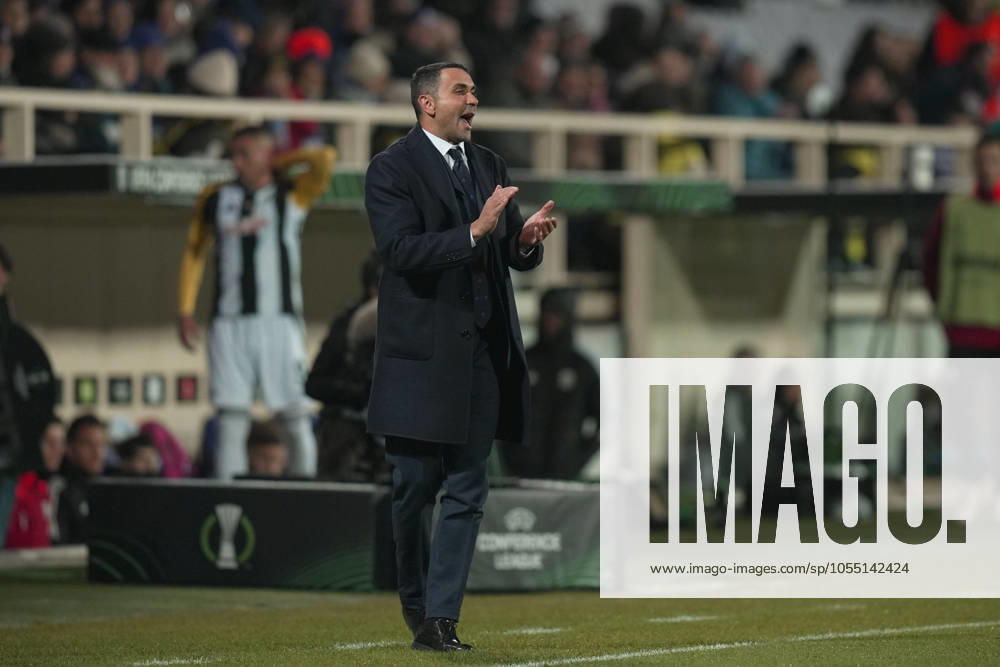 Fiorentina s head coach Raffaele Palladino shouts instructions to his players during the UEFA Conference League 2024 2025 League phase Matchday 5 between Fiorentina and LASK at Artemio Franchi Stadium - Soccer - Florence, Italy - Thurday December 12, 2024