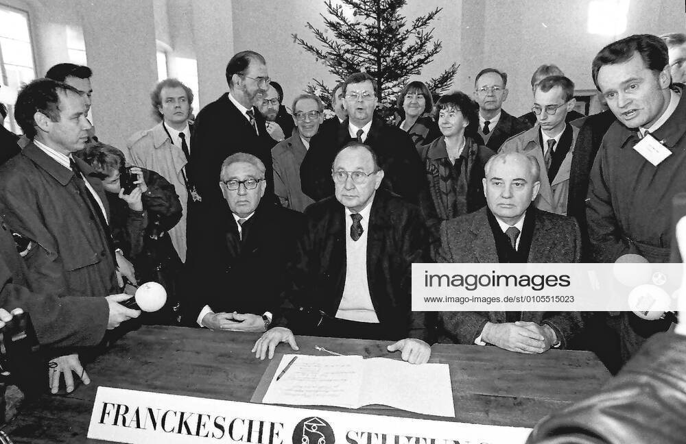 History 01 12 1993 Visit Handel House and Francke Foundations by Henry Alfred Kissinger, Mikhail Sergeyevich Gorbachev and Hans Dietrich Genscher accompanied by the Lord Mayor of the City of Halle Saale Klaus Peter Rauen Halle Saale Saxony Anhalt Germany